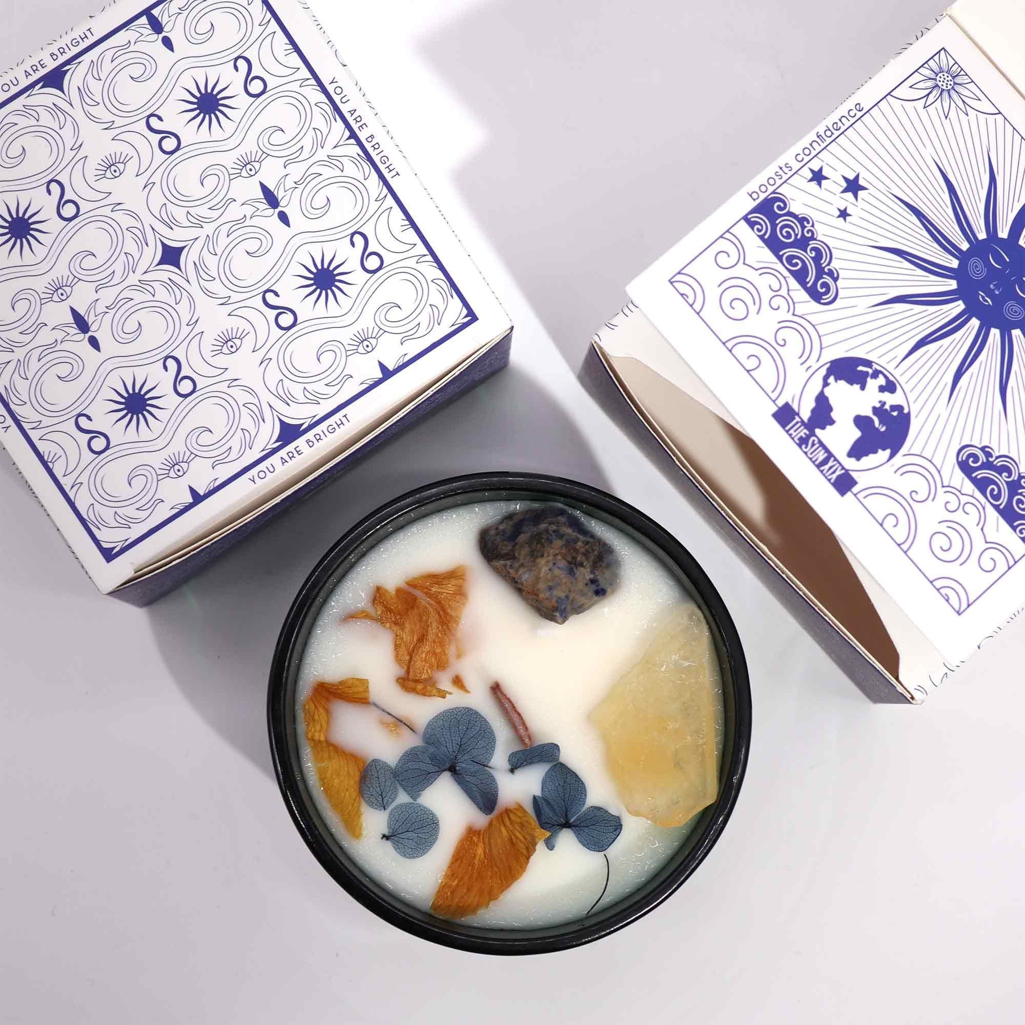 🌞 “Il Sole – Candela Magica di Apollo” – Agrumi Solari, Citrino e Sodalite ✨